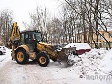 Припаркованные машины мешают уборке во дворах Вологды