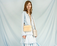 Деревянные сумки и платья-халаты в новой коллекции Ани Дружининой