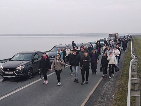 Огромная пробка образовалась на дамбе в Городце из-за застрявшей бетономешалки