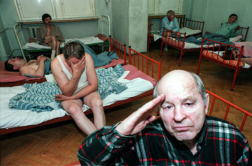 После завершения антиалкогольной кампании потребление горячительных напитков в России снова стало расти. Обстановка в стране заставляла людей искать утешения на дне стакана. В Ленинградском медвытрезвителе столицы, 1999 год