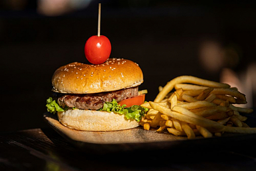 Предновогодняя экономия: россияне стали реже ходить в рестораны