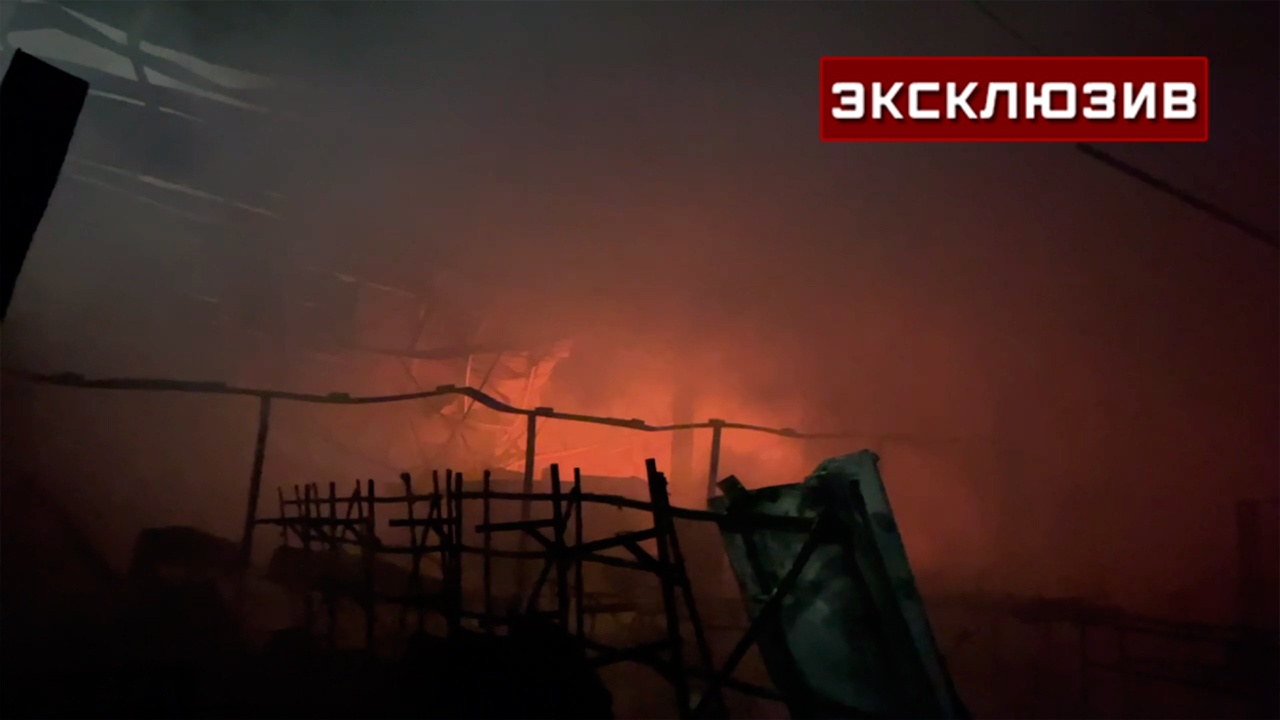 На складе в Ивантеевке продолжают гореть легковоспламеняющиеся лаки и краски