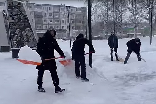 В Поморье чиновников отправили на уборку улиц от снега