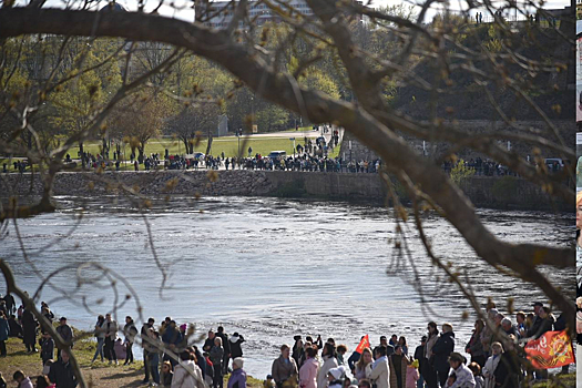 Около двух тысяч жителей Нарвы смотрели через реку концерт в честь Дня Победы
