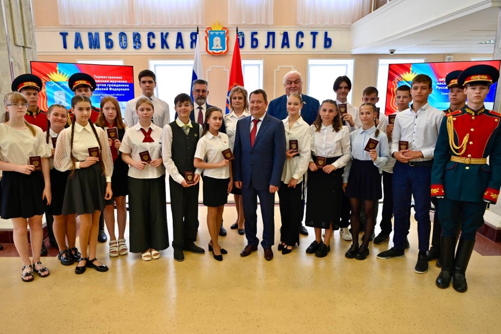 В День России Максим Егоров вручил паспорта одаренным школьникам региона
