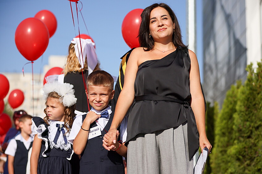 Первоклассники в День знаний на линейке в гимназии №60 им. 200-летия Луганска