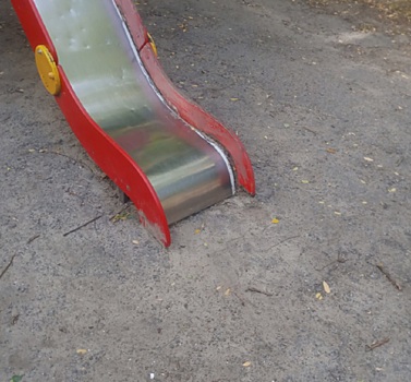 Опасная детская площадка беспокоит жителей проспекта Ленина в Ростове