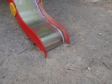 Опасная детская площадка беспокоит жителей проспекта Ленина в Ростове