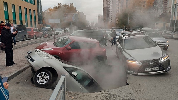Две машины провалились под землю в центре Новосибирска