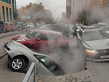 Две машины провалились под землю в центре Новосибирска