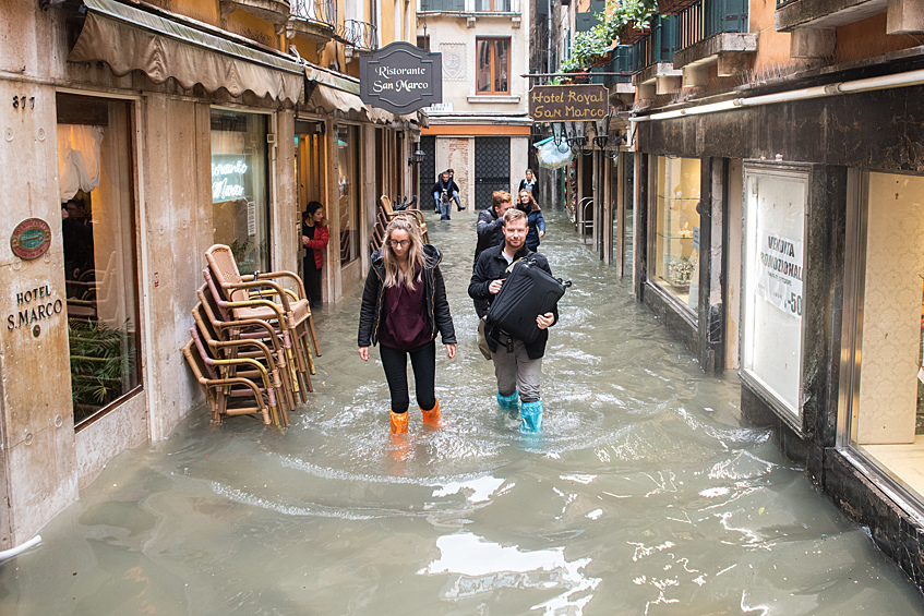 Туристы не стали покидать затопленный город.