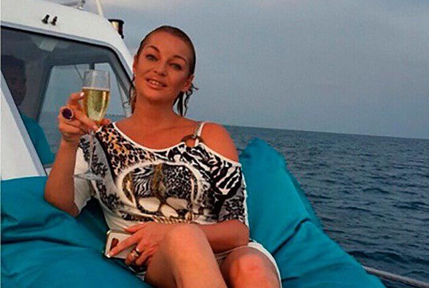 Анастасия Волочкова предпочитает нырять с яхты, а потом отмечать удачный заплыв коктейлем.