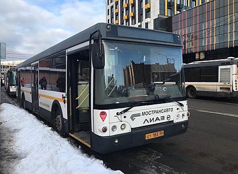 Автобусы с новогодними поздравлениями начали курсировать в Московской области