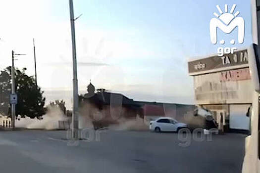 В Чечне на видео сняли, как мужчины доставали детей из авто после жесткого ДТП