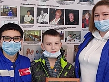 В Волгограде школьника наградили за помощь сбитому электрической парню