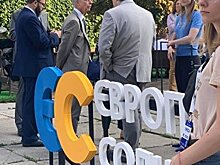 На фуршете в штабе «Голоса» подают лобстеров и рябчиков, а в штабе Порошенко глав посольств США и Канады кормят пловом