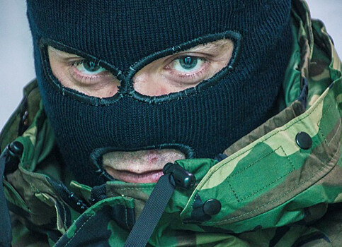 Неизвестный в маске и камуфляже устроил стрельбу у трассы Владивосток - Хабаровск