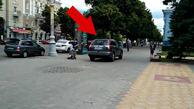 Воронежцы сняли на видео водителя внедорожника, «не отличающего» тротуар от дороги