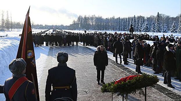 Путин поздравил жителей Петербурга с 75-летием со дня снятия блокады