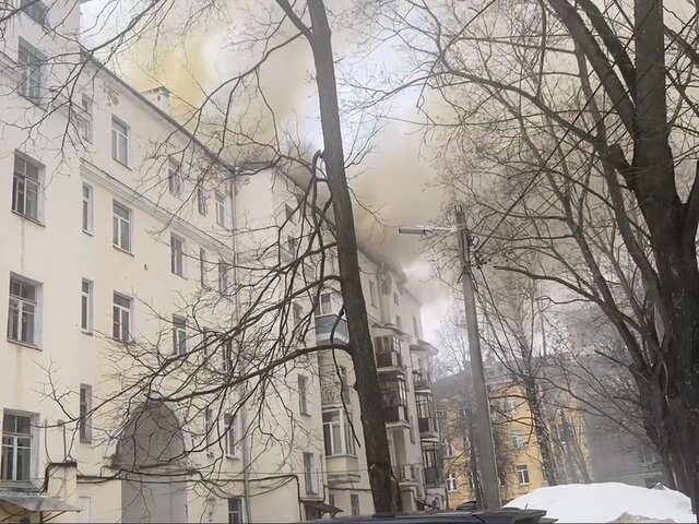 В Ярославле на крыше жилого дома начался сильный пожар