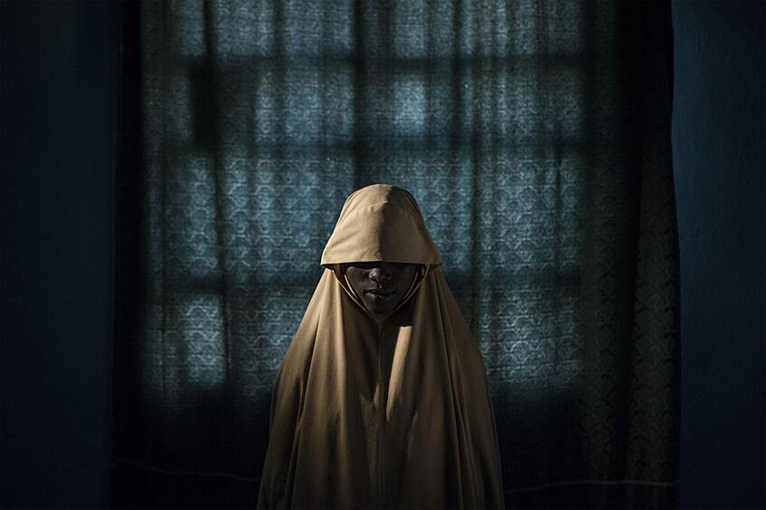 Айша, 14-лет. Похитившие ее члены радикальной нигерийской исламистской организации «Боко харам» собирались заставить ее стать смертницей. Девушке удалось сбежать. Категория «Фотография года»
