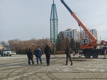 В Оренбурге в сквере им. Гагарина устанавливают новогоднюю елку