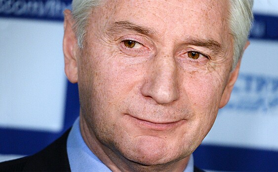 Лучший клуб КХЛ уволил иностранного тренера вратарей. Он считает, что во всем виновата политика