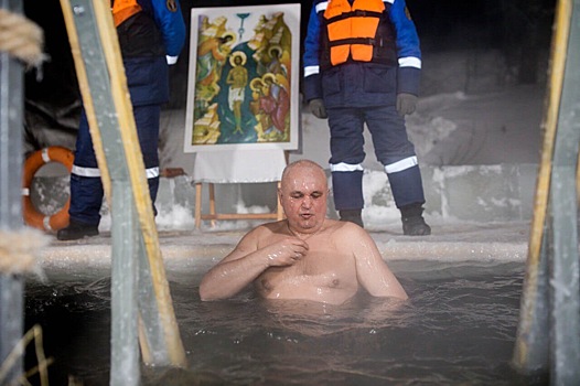 Сергей Цивилев искупался в проруби на Крещение