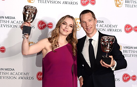 Звезда «Любовников» Уилсон появилась на премии BAFTA TV Awards в платье с соблазнительным декольте, а Камбербэтч пришел без жены