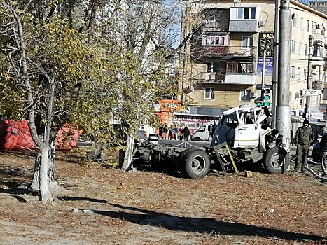 В Волгограде ассенизаторская машина протаранила забор и влетела в световую опору
