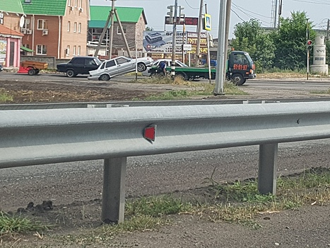 Шлепнулся на землю: в Самарской области ВАЗ 2115 выпал из кузова эвакуатора