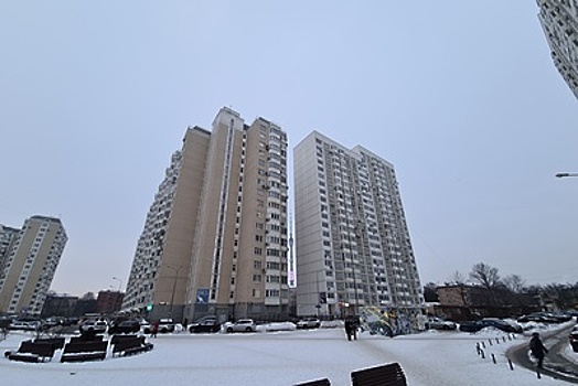 «Словно в клетке»: как живут в одном из самых маленьких районов Москвы