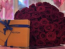 Коробка «Луи Виттон» и большой букет роз: фигуристка Александра Трусова показала подарок мужа на 14 февраля