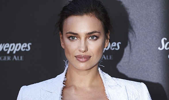 Сексуальный загар, отсутствие макияжа и мокрые волосы: Ирина Шейк показала фото с отдыха