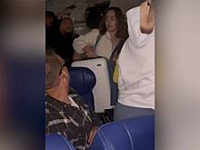 Телефон пассажирки самолета загорелся прямо у нее в руках и вызвал панику на борту