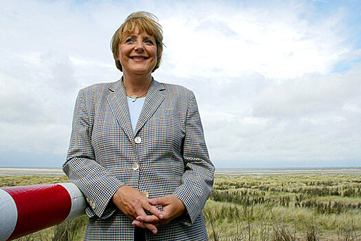Лидер Христианско-демократического союза Германии Ангела Меркель во время посещения острова Боркум, август 2004 года