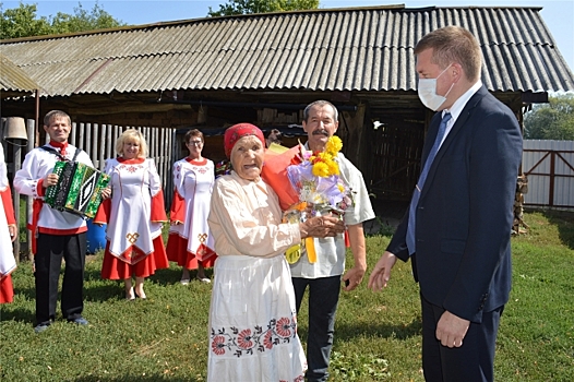 95-летний ветеран в Чувашии играет на балалайке и пишет стихи