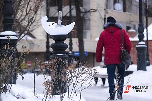 В Череповце поймали подростков, которые ломали фонари на городской площади