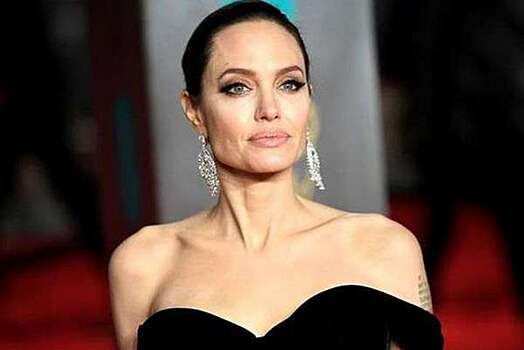 Анджелина Джоли появилась на публике в полупрозрачном платье