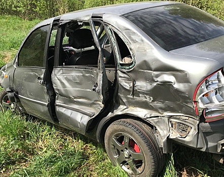 «Лада» столкнулась с КАМАЗом: легковушка снесла дорожные знаки