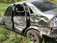 «Лада» столкнулась с КАМАЗом: легковушка снесла дорожные знаки