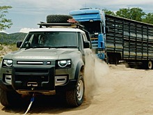 Посмотрите, как два Defender спасают застрявшую 20-тонную фуру