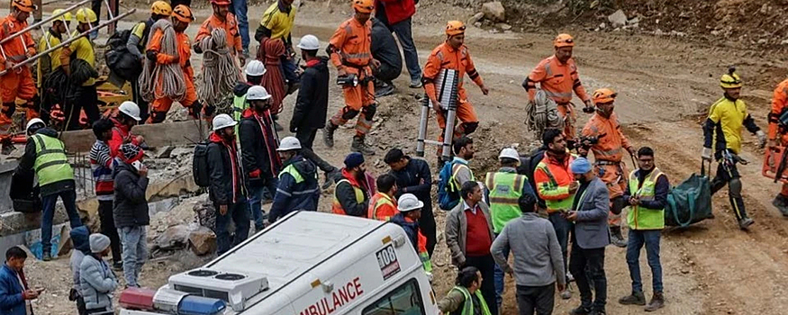 На севере Индии спасли более 40 рабочих, заблокированных 17 дней в обрушившемся тоннеле