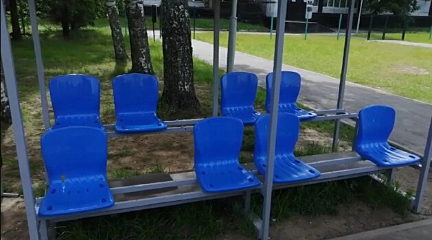 Молодого человека задержали за повреждение 14 кресел для болельщиков на школьном стадионе в Дубне