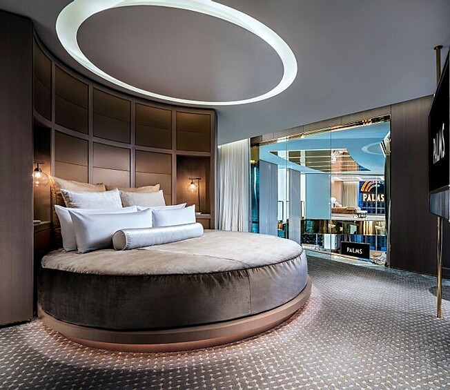 Двухэтажный сьют в отеле Palms, Лас-Вегас. Стоимость одной ночи здесь — 40 тысяч долларов (2,9 млн рублей).