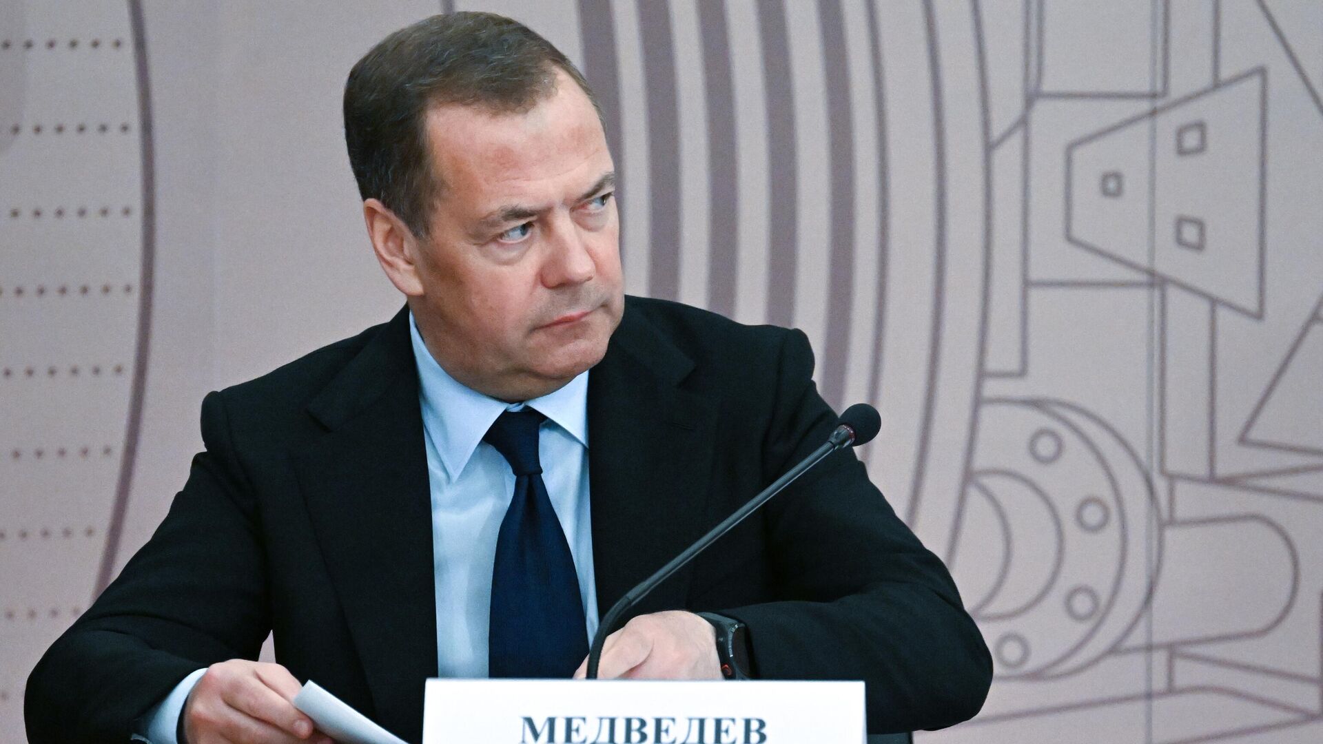 Медведев: США не выиграли холодную войну