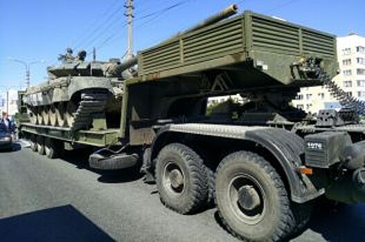 Трал с боевым танком попал в ДТП на Приморском шоссе