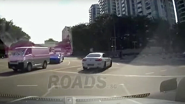 Машина-призрак попала в ДТП в Сингапуре. Видео