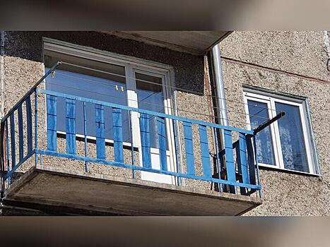 Молодой человек выпал с балкона на пятом этаже в Краснокаменске
