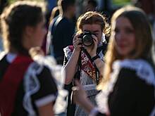 Выпускник в РФ напал на депутата на последнем звонке